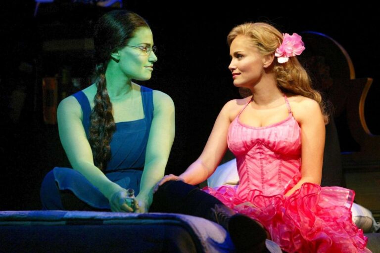 Idina Menzel y Kristin Chenoweth en Wicked Broadway (2003)