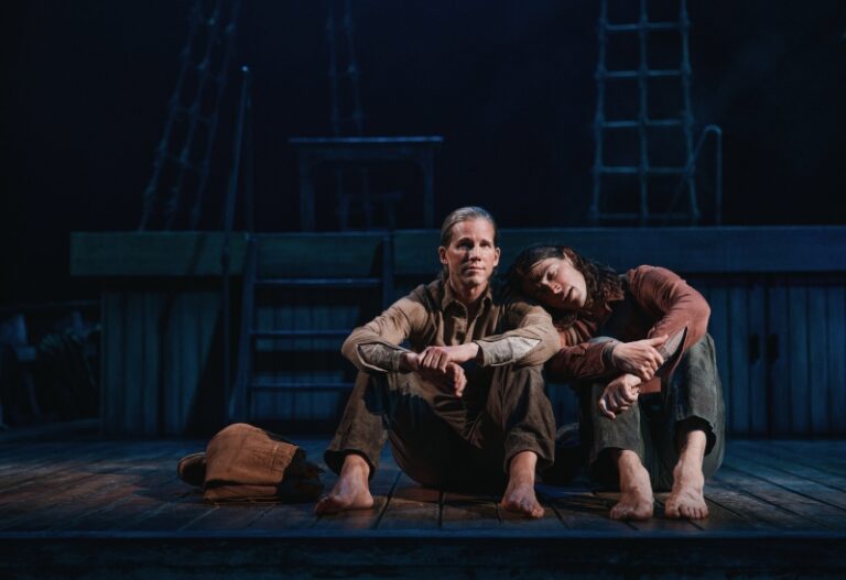 Stark Sands y Adrian Blake Enscoe en Swept Away