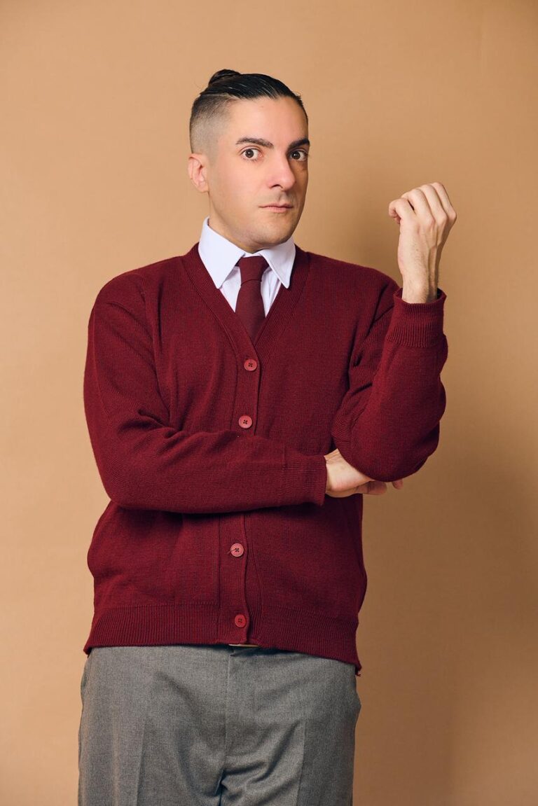 Andy Alonso como Noel Gruber, un poeta gay con una fijación por el cine francés.