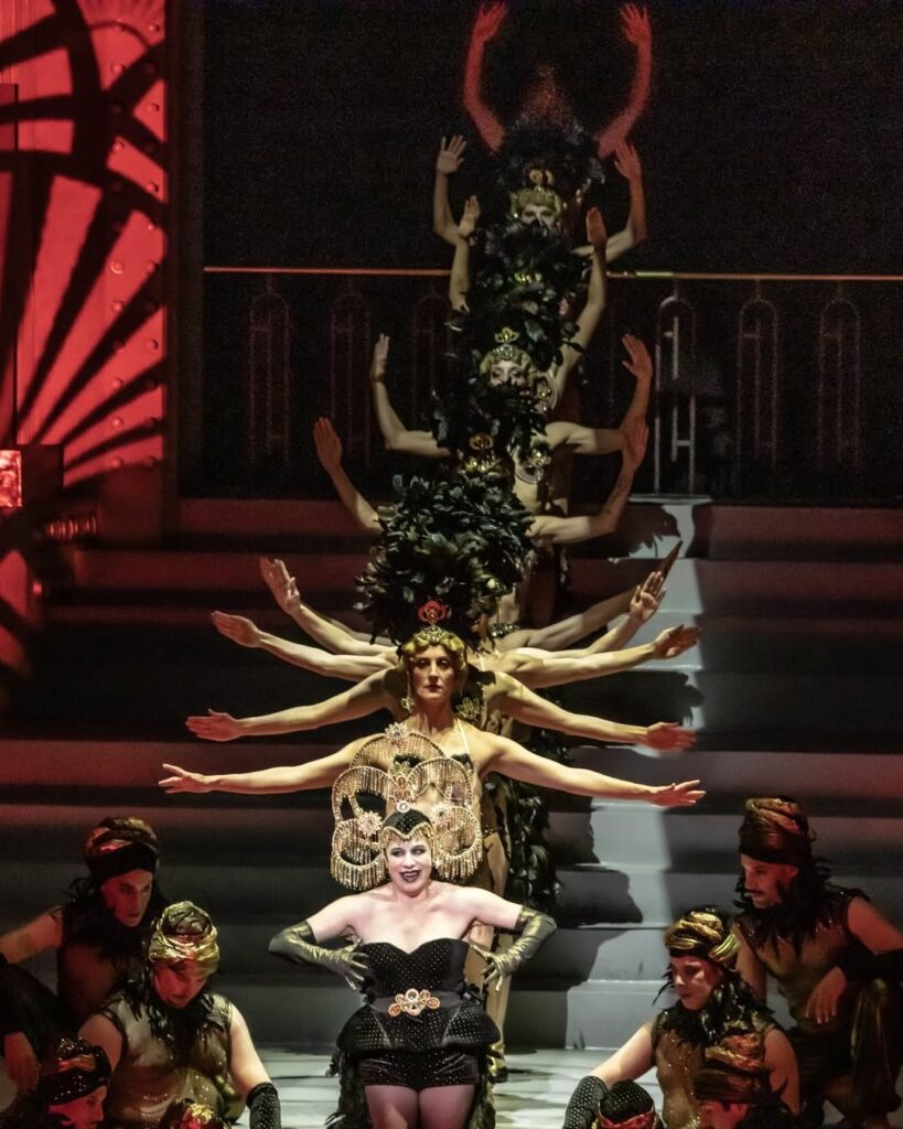 Alejandra Radano y el Cuerpo de Danza del Teatro Nacional Cervantes. Créditos: Gustavo Gorrini para el TNC.