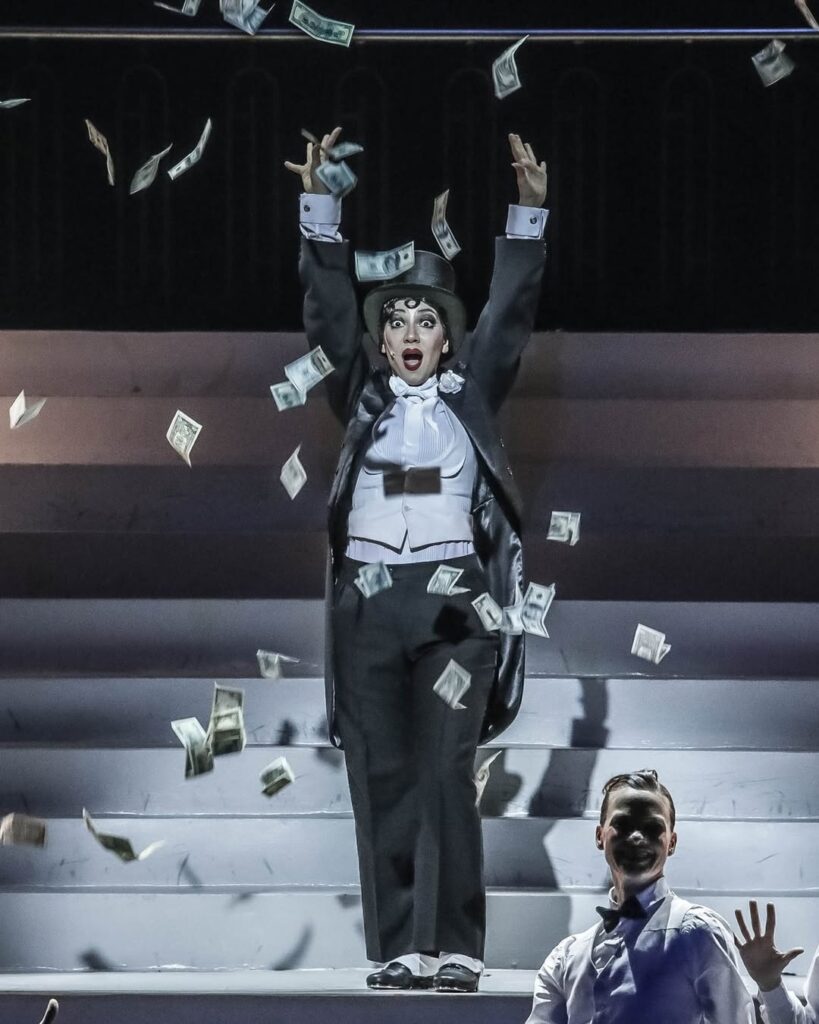 Jessica Abouchain en cuadro de "Wall Street" de Dames at Sea. Créditos: Gustavo Gorrini para el TNC.